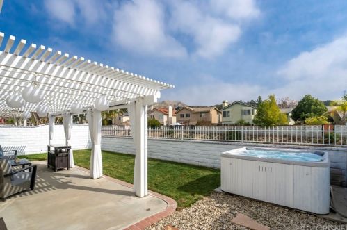 28842 Raintree Ln, Santa Clarita, CA 91390-4163