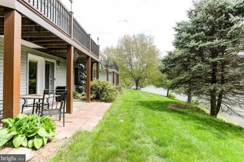 1046 Country Hill Dr, Harrisburg PA  17111-4655 exterior