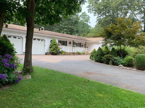 6 Wedgewood Ln, Miller Place, NY 11764-2744