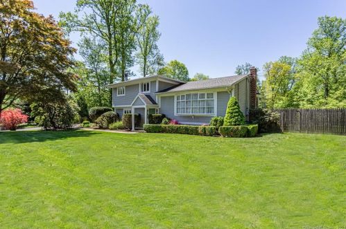 31 Huckleberry Dr, Norwalk, CT 06850-1703