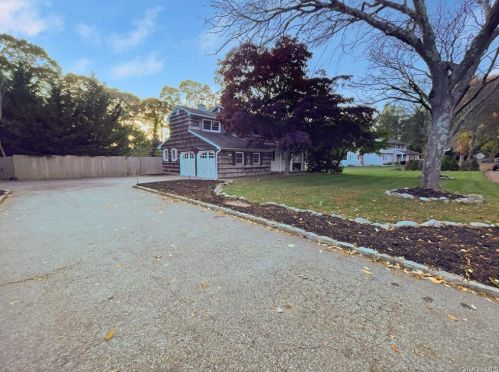 44 Peachtree Ln, Mount Sinai, NY 11766-1822