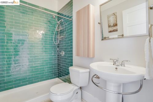 721 45 St, Oakland CA 94609-1802 exterior