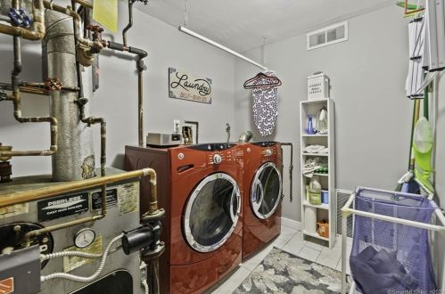 8 Abbott Ave, Ridgefield CT  06877-4407 exterior