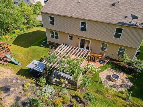 8033 Maureen Dr, Cranberry Township, PA 16066-2861