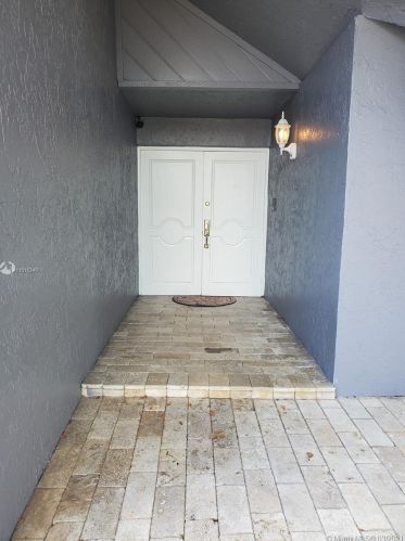 10124 21st St, Hollywood, FL 33025-6523