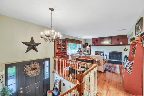 32 Little Brook Ct, Rock Tavern, NY 12575-5102