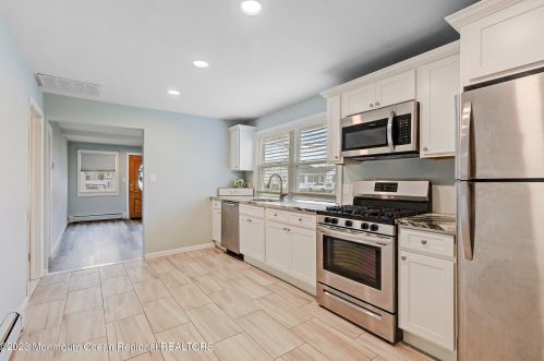 127 Cedar Ave, Middletown NJ  07748-5503 exterior