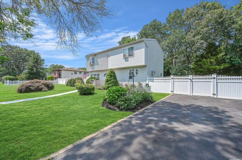 35 Oakdale St, Bayshore, NY 11706-2724