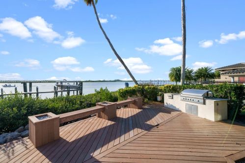 4828 Peninsula Dr, Daytona Beach FL 32127-7203 exterior