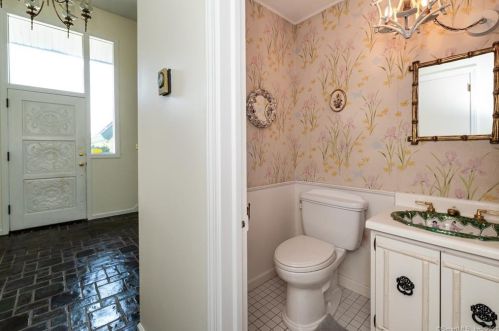 10 Baldwin Dr, Waterford CT  06385-2708 exterior