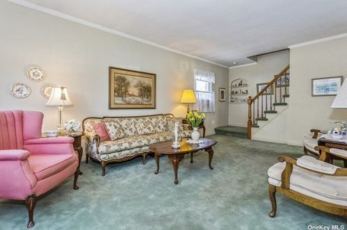 161 Locust St, Floral Park, NY 11001-3305