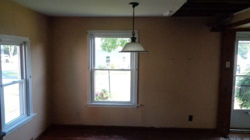 40 Hughes St, Plainville, CT 06062-2162