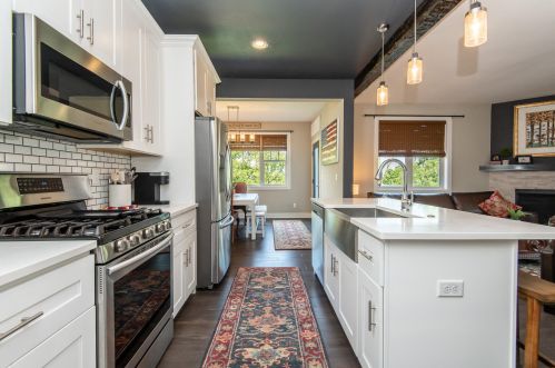 527 Century Oak Dr, Waukesha, WI 53188-2533