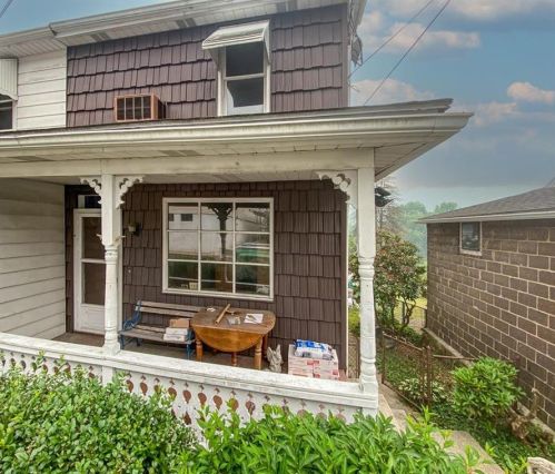228 Howard Ave, Coaldale, PA 18218-1428