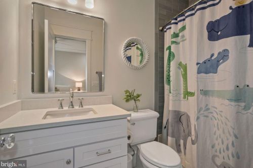 1044 Manning St, Great Falls VA  22066-1922 exterior