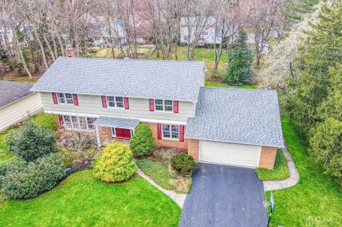 8 Liberty Bell Ct, East Brunswick, NJ 08816-3270