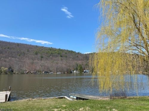 31 Pinecliff Lake Dr, West Milford NJ  07480-1324 exterior