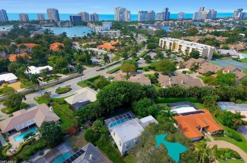 719 Willowhead Dr, Naples, FL 34103-3575