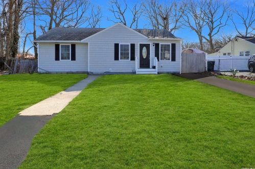 1059 Courtland Dr, Bayshore, NY 11706-6335