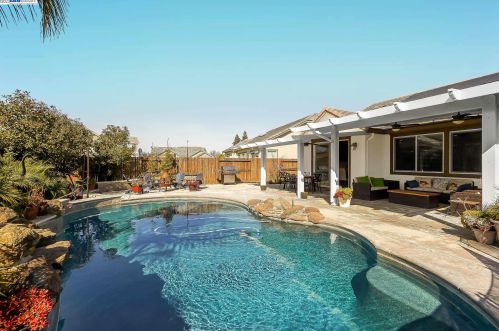 1611 Red Pheasant Ln, Manteca CA  95337 exterior