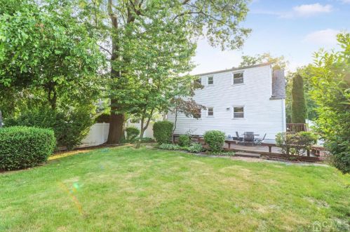 40 Carpenter Pl, Metuchen NJ  08840-2522 exterior