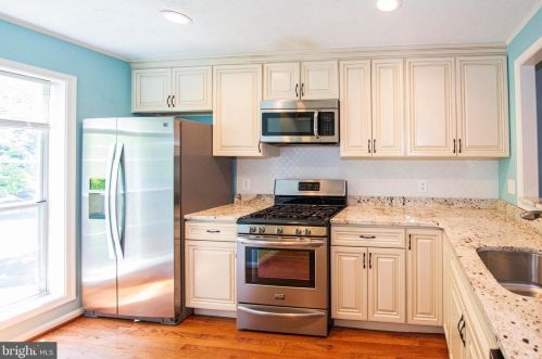 7732 Willow Point Dr, Falls Church VA  22042-7533 exterior