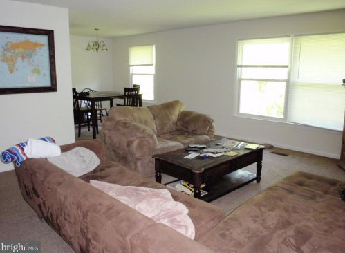 8904 Grass Valley Ct, Springfield VA  22153-1208 exterior