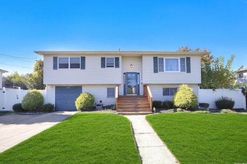 378 Jervis Ave, Copiague, NY 11726-5027