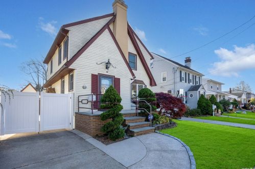 2893 Arnold Ave, Rockville Centre NY  11572-2032 exterior