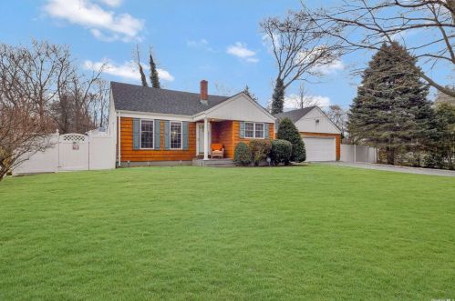 67 Adams Ave, Scotts Beach, NY 11789-2530