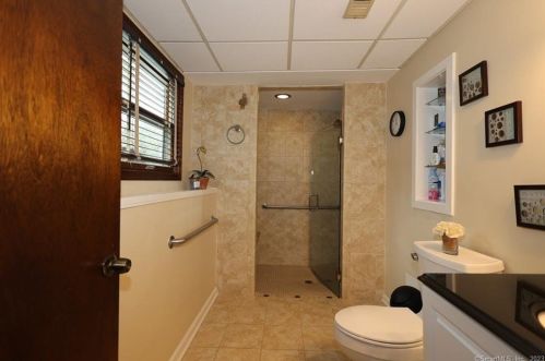 15 Benneville Rd, Milford CT  06461-2432 exterior