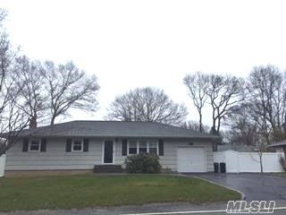 129 Smith Ave, Holbrook, NY 11741-1140