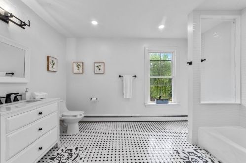 28 Maple St, Mendon MA  01756-1248 exterior