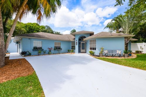 2317 Abner Rd, Fort Pierce, FL 34953-2165