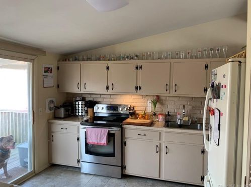 11 Country Club Dr, Gales Ferry, CT 06339-1714