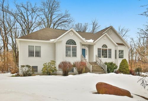2 Nelson Ln, Congers, NY 10920-1109