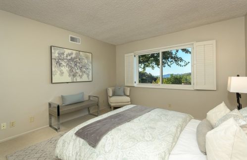 2755 Valle Vista Dr, Glendale CA  91206-4720 exterior