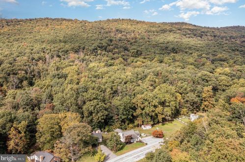 1701 Mountain Rd, Water Gap, PA 17018-9429