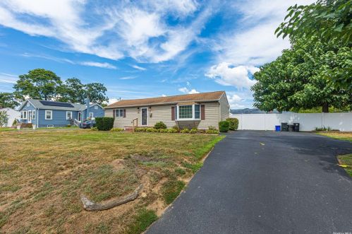 235 Seward St, Babylon, NY 11704-2913
