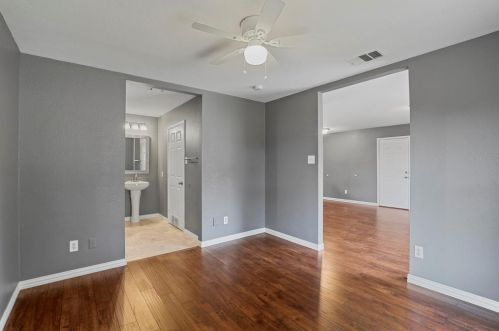 2004 Cedar Crest Blvd, Dallas TX 75203-4316 exterior