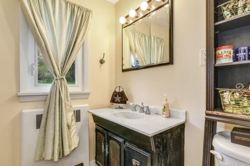 69 Bagburn Rd, Upper Stepney CT 06468-1407 exterior