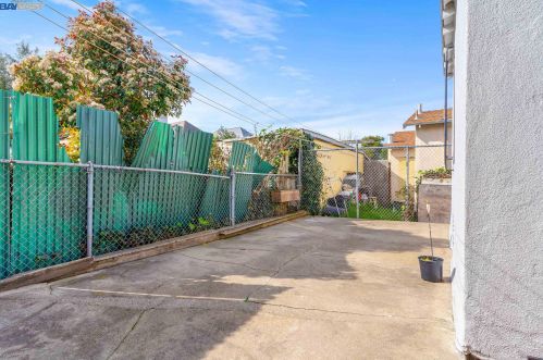 701 32 St, Oakland CA 94608-4304 exterior