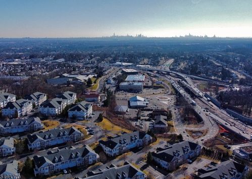 24 Silicon Dr, West Paterson NJ  07424-4225 exterior