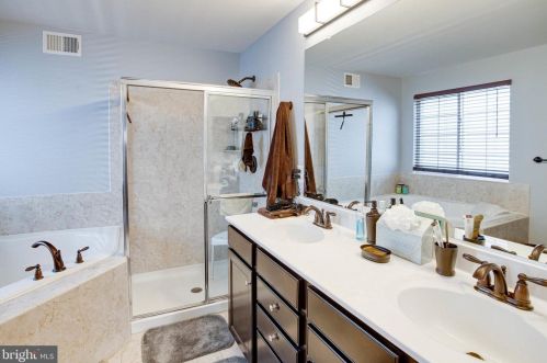 3602 Eagle Ridge Dr, Woodbridge VA  22191-6564 exterior