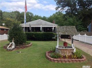 1059 Reilly St, Bayshore, NY 11706-2611