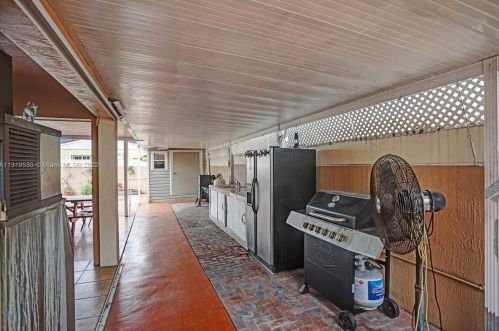 7215 15th Ave, Hialeah FL  33014-3805 exterior