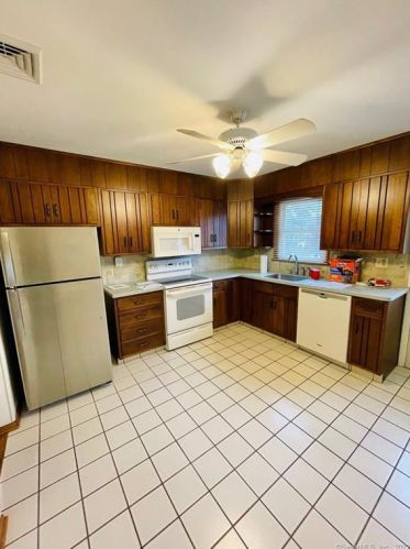 27 Wakeley St, Huntington CT 06484-4511 exterior