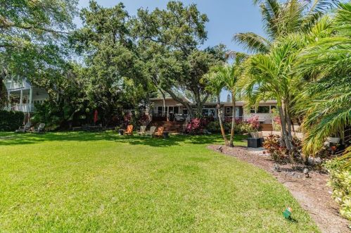5148 31st Ave, Saint Petersburg FL  33707-5600 exterior