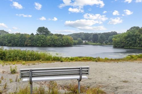 1 Lakeside Dr, Gales Ferry CT  06339-1419 exterior