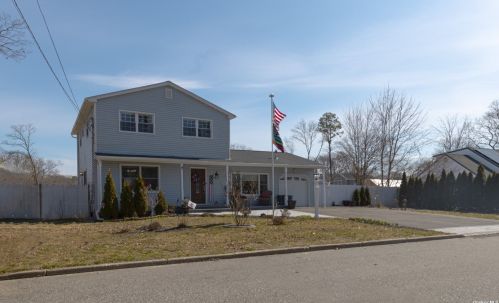 79 Avenue D, Holbrook, NY 11741-2335